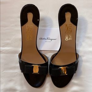 Salvatore Ferragamo Bow Pump Women’s